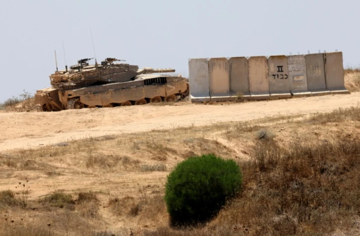 Un char de l'armée israélienne prend position dans une zone de la frontière sud d'Israël avec la bande de Gaza, le 13 juin 2024