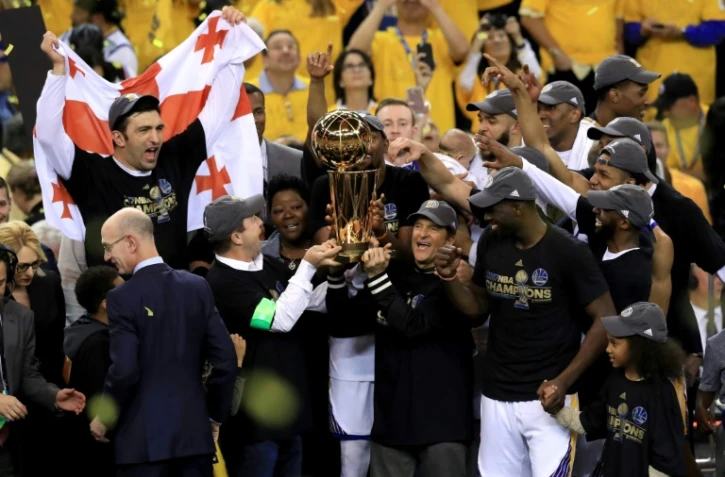 Golden State champion NBA 2017 soulève son trophée dans sa salle, le 12 juin 2017 à Oakland