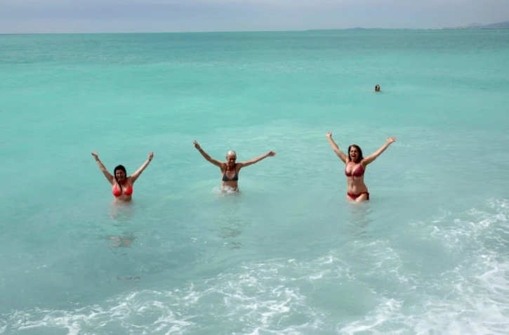 Des femmes se baignent à Nice à l'occasion de la réouverture des plages, lors du premier week-end post-confinement en France, le 16 mai 2020
