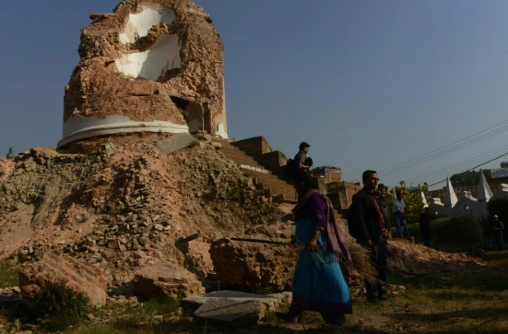 Les ruines de la tour de Darahara, haute de plus de 60 mètres avant le tremblement de terre, à Katmandou le 24 avril 2016