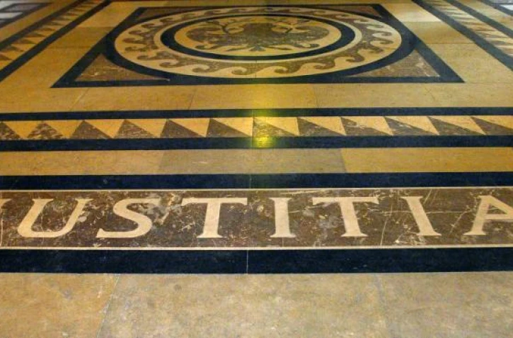 Photo prise le 10 décembre 2004 au palais de justice de Paris de l'inscription latine "Justitia" sur le dallage de la salle des Pas perdus