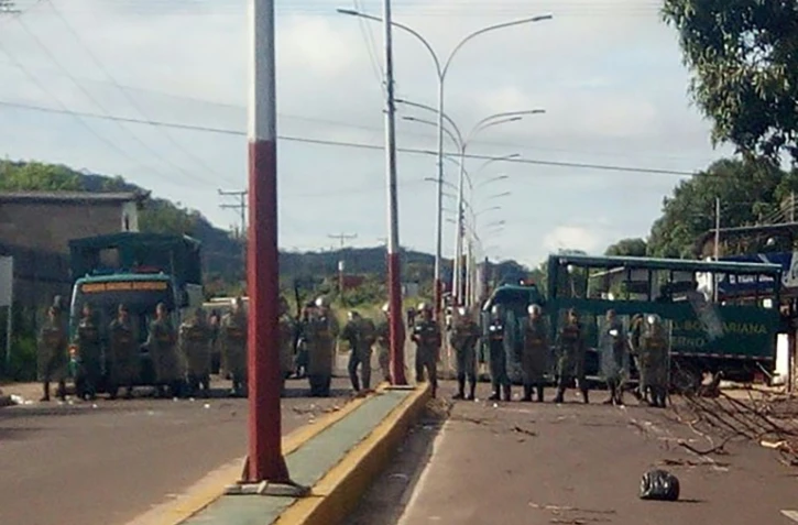 Photo fournie par les autorités de l'Etat d'Amazonas montrant des soldats vénézuéliens bloquant l'accès au centre de détention de Puerto Ayacucho, où a eu lieu une mutinerie le 16 août 2017