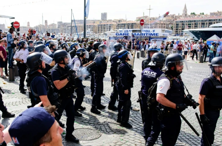 Des policiers anti-émeutes sont déployés autour du stade du Vélodrome à Marseille, le 11 juin 2016