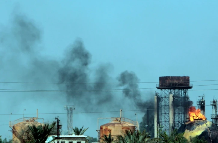 Des réservoirs de gaz en feu après une attaque dans la raffinerie de Taji (à 20 km au nord de Bagdad), le 15 mai 2016