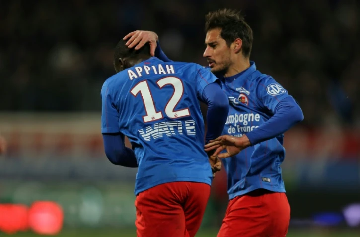 Dennis Appiah (g), alors sous le maillot de Caen, félicité par son coéquipier Nicolas Seube après un but contre Lorient, le 9 avril 2016 au Stade d'Ornano