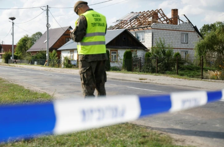 La police et l'armée inspectent les dégâts causés à une maison détruite par les débris d'un drone russe abattu dans le village de Wyryki-Wola, dans l'est de la Pologne, le 10 septembre 2025