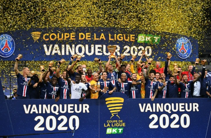Les joueurs du Paris SG sur le podium avec la Coupe de la Ligue après leur victoire en finale sur Lyon le 31 juillet 2020 au Stade de France