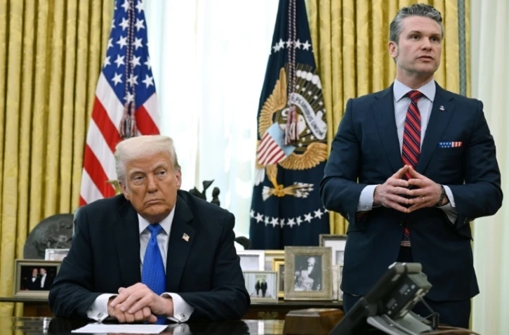 Le président américain Donald Trump et le ministre de la Défense, Pete Hegseth, dans le Bureau ovale à la Maison Blanche, le 21 mars 2025 à Washington