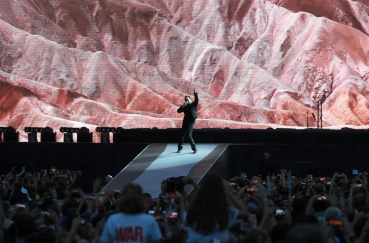 Le chanteur Bono du groupe irlandais U2, sur la scène du Stade de France, le 25 juillet 2017 à Saint-Denis