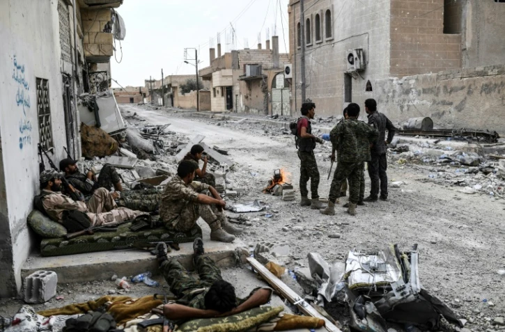 Des membres des forces démocratiques syriennes à Raqa, en Syrie, le 24 septembre 2017