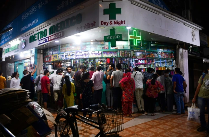 File d'attente devant une pharmacie de Bombay (Inde), le 24 mars 2020