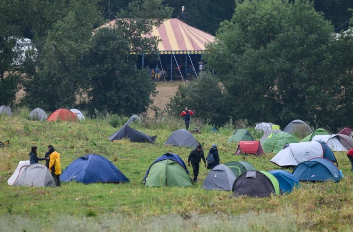 Des manifestants opposés à la future autoroute A69 démontent leurs tentes, près de Puylaurens (Tarn), le 9 juin 2024
