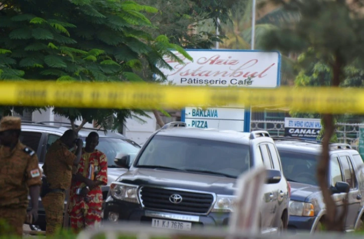 Un cordon de police sur le site de l'attaque d'un café-restaurant de la capitale burkinabè Ouagadougou, le 14 août 2017