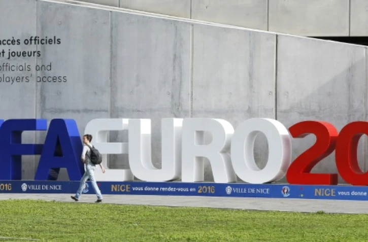 Installation aux couleurs de l'Euro-2016 en France, devant l'une des entrées de l'Allianz Riviera à Nice, le 14 octobre 2015