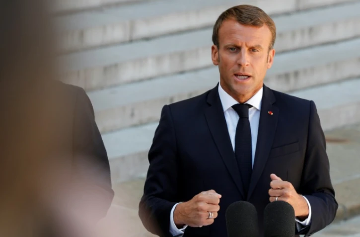 Le président français Emmanuel Macron s'adresse à la presse devant l'Elysée, le 22 août 2019.