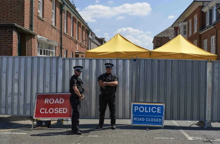 Des policiers en faction le 8 juillet 2018 devant un foyer de sans-abri où vivait Dawn Sturgess à Salisbury dans le sud-ouest de l'Angleterre
