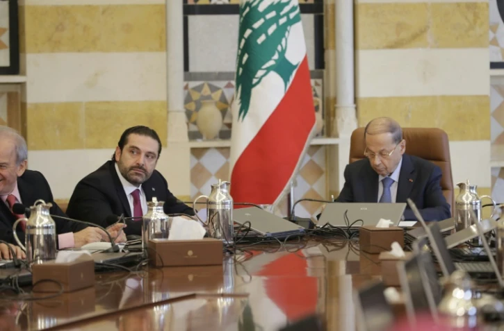 Le président libanais Michel Aoun (D) et le Premier ministre Saad Hariri (G) lors d'un conseil des ministres, le 5 décembre 2017 à Baabda, près de Beyrouth