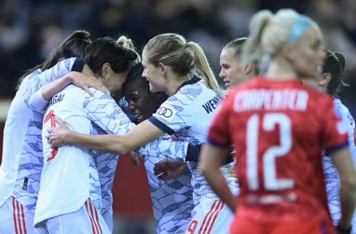 La joie de la milieu de terrain japonaise du Bayern Munich, Saki Kumagai (2e g), félicitée par ses coéquipières, après avoir ouvert le score contre Lyon, lors de leur match de poules de la Ligue des Champions, le 17 novembre 2021 à Munich