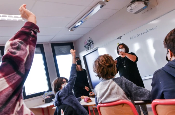Une enseignante fait cours à Lyon le 15 octobre 2021
