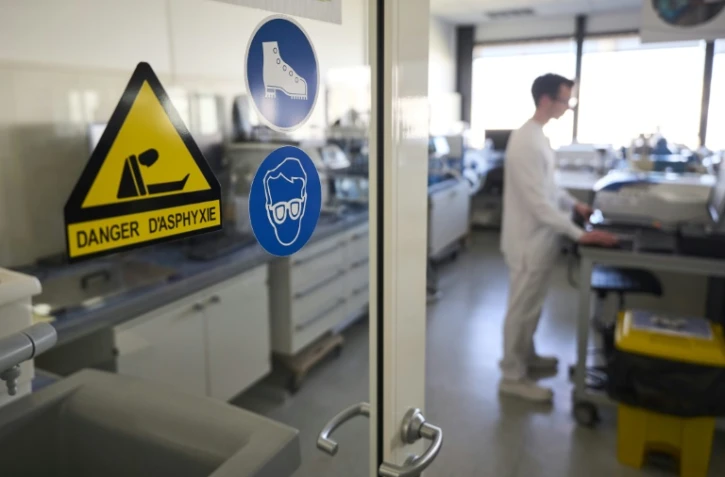 Un technicien procède à des analyses dans le laboratoire central d'analyse des contrefaçons de Sanofi, le 18 mars 2025 à Tours