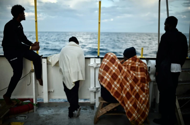 Des migrants à bord de L'Aquarius, près des côtes de la Sicile, le 14 mai 2018