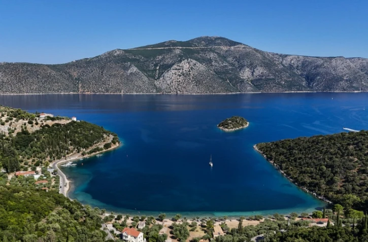 Vue aérienne de la plage de Dexa sur l'île grecque d'Ithaque, le 3 août 2026, patrie d'Ulysse, héros de la mythologie grecque.