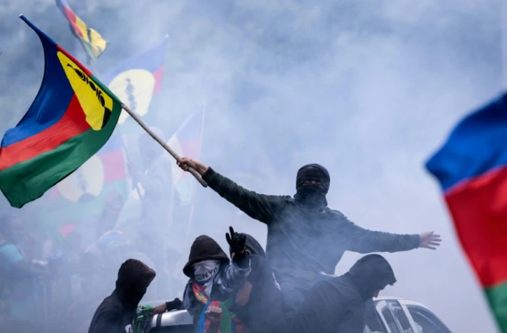 Des manifestants brandissent des drapeaux kanak à Nouméa, en Nouvelle-Calédonie, le 28 septembre 2024
