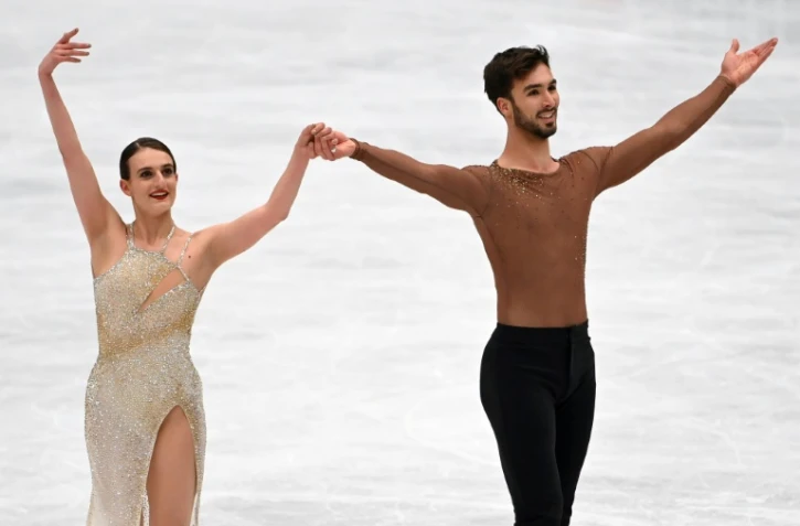 Gabriella Papadakis et Guillaume Cizeron, à la fin de leur programme de danse sur glace aux Mondiaux de patinage artistique, le 26 mars 2022 à Montpellier