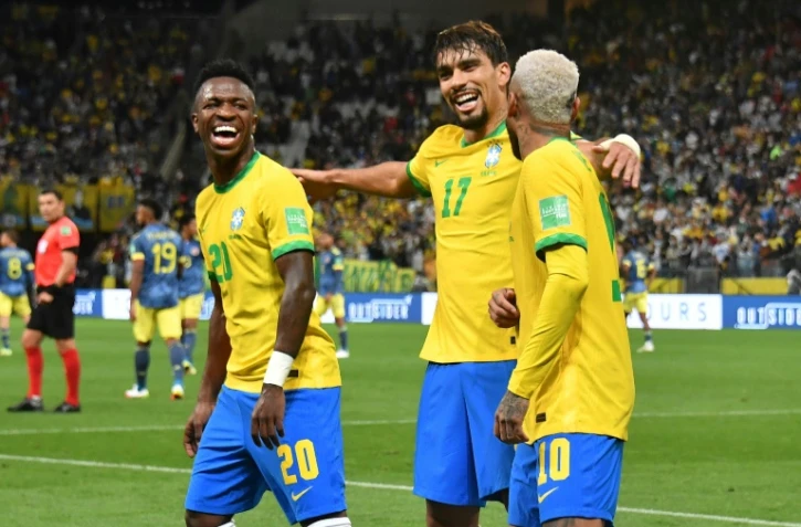 Le Brésilien Lucas Paqueta (c) avec ses coéquipiers Vinicius Junior (g) et Neymar (d), lors du match de qualification au Mondial-2022 face à la Colombie le 11 novembre 2021
