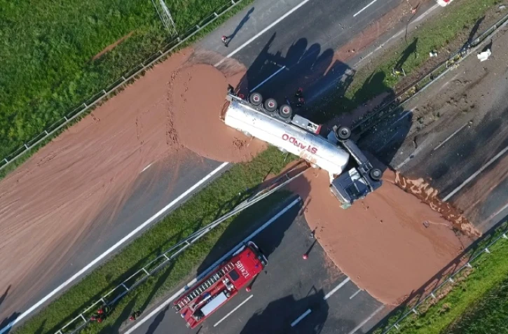 Accident d'un camion transportant du chocolat qui s'est déversé sur la chaussée le 9 mai 2018 sur l'autoroute A2 entre Wrzesnia et Slupca près de Poznan, sur des images extraites d'une vidéo de la chaîne privée polonaise TVN