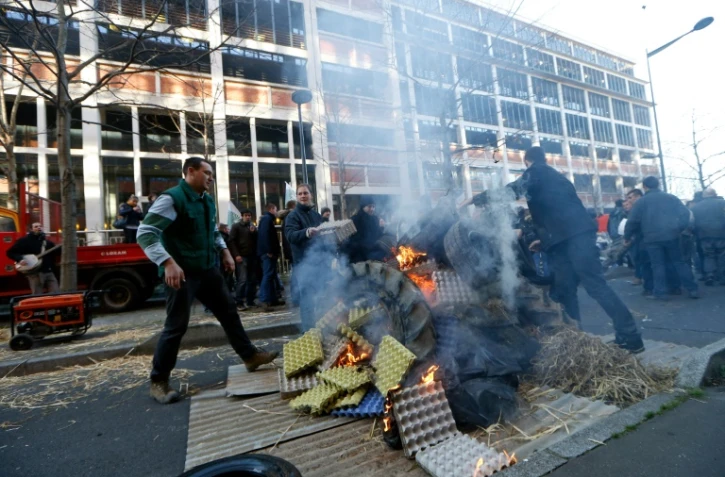 Des agriculteurs manifestent devant l'ASP (Agence de services et de paiement) le 16 février 2016 à Montreuil près de Paris