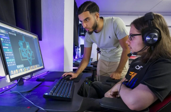 Jibril Talbi (g), chargé de la section esport au lycée Pierre de Coubertin, pendant un cours, le 17 octobre 2023 à Nancy, en Meurthe-et-Moselle