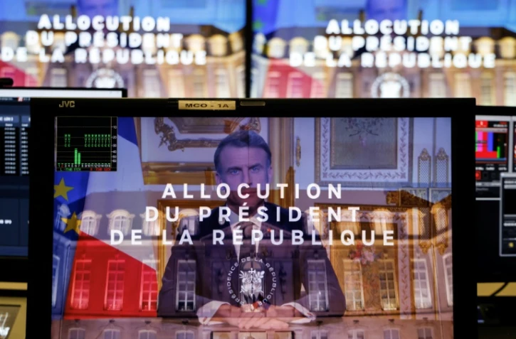 L'allocution du président Emmanuel Macron sur les écrans du bureau de l'AFP, à Paris, le 5 décembre 2024