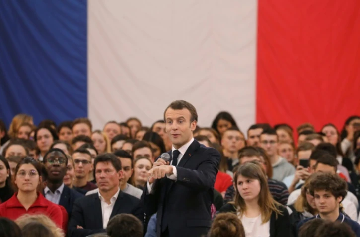 Le président Emmanuel Macron débat avec des jeunes à Etang-sur-Arroux (Saône-et-Loire), le 7 février 2019  