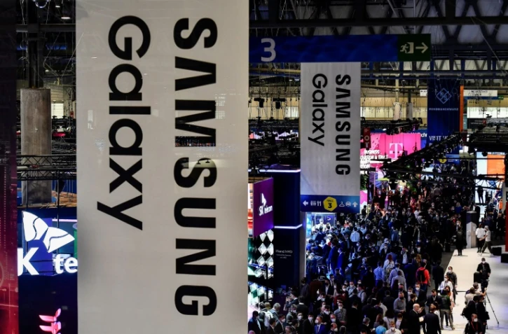 Des visiteurs au salon mondial du mobile (MWC), le 28 février 2022 à Barcelone