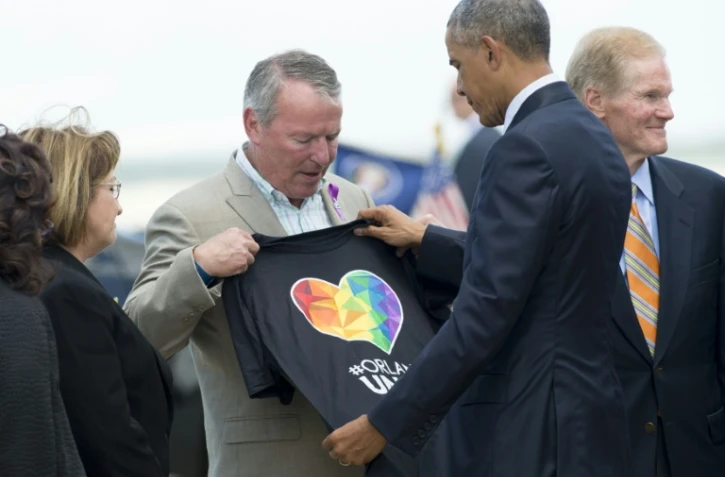 Le maire d'Orlando Buddy Dyer (g) et le président américain Barack Obama, le 16 juin 2016 à Orlando (Floride)