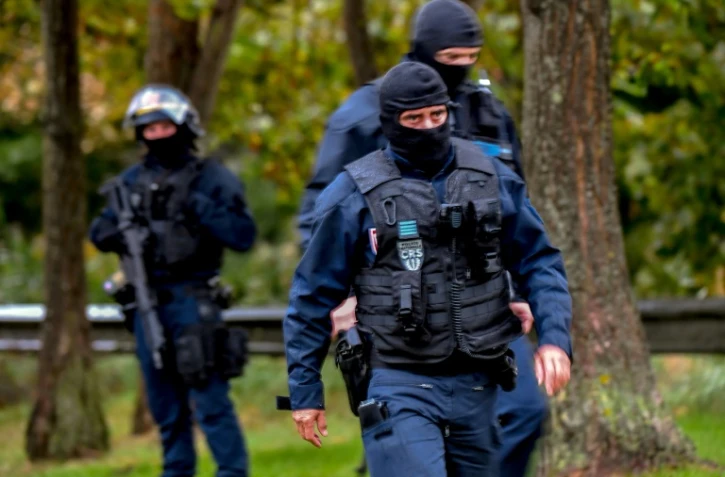 Des policiers en perquisition à Grande-Synthe, dans l'orbite de l'association "Centre Zahra France", le 2 octobre 2018