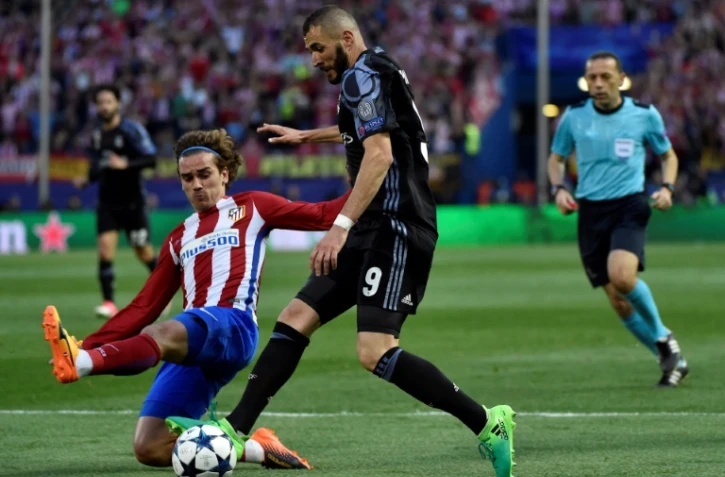 L'attaquant français du Real Madrid Karim Benzema (d) et son compatriote de l'Atletico Madrid Antoine Griezmann, lors de la demi-finale retour de la Ligue des Champions 2016-2017, à Madrid, le 10 mai 2017