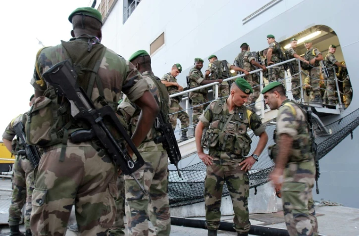 Des militaires français embarque sur un navire de guerre Mistral à Toulon, le 18 juillet 2006 