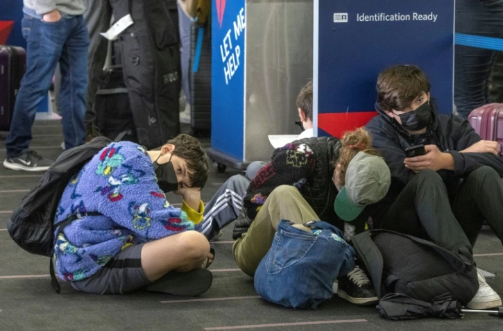 Des passagers attendent à l'aéroport international de Los Angeles, en Californie, le 24 décembre 2021
