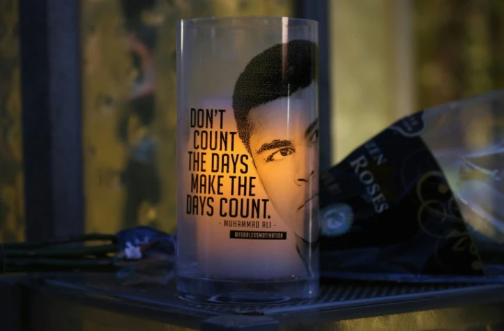 Une phrase de Mohamed Ali disant "Ne compte pas les jours, fais que chaque jour compte", sur un mémorial improvisé à Louisville, Kentucky le 8 juin 2016