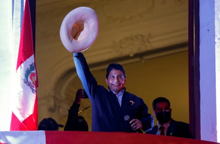 Le candidat de la gauche radicale à la présidentielle péruvienne Pedro Castillo salue ses partisans au balcon du siège de son party à Lima, le 10 juin 2021