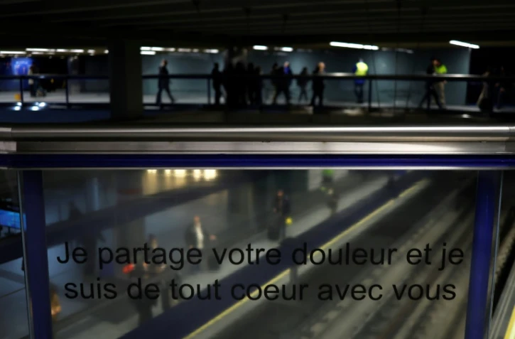 Un texte en hommage aux victimes des attentats Ă la bombe du 11-M sur une vitre de la gare d'Atocha Ă Madrid, le 10 mars 2024