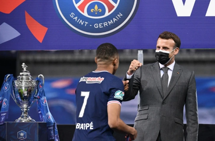 Kylian Mbappe l'attaquant du PSG et de l'équipe de France de football, félicité par Emmanuel Macron après la victoire de Paris face à Monaco en finale de la Coupe de France au Stade de France à Saint-Denis le 10 mai 2021