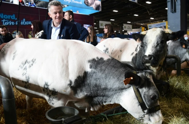 Le candidat communiste à la présidentielle Fabien Roussel en visite au salon de l'agriculture le 28 février 2022 à Paris