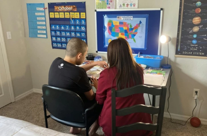 Aracelis Bonet, 50, agent immobilier, fait l'école à la maison pour son fils Adam Martinez, 14 ans, qui souffre d'autisme sévère, à Orlando, en Floride, le 1er octobre 2020