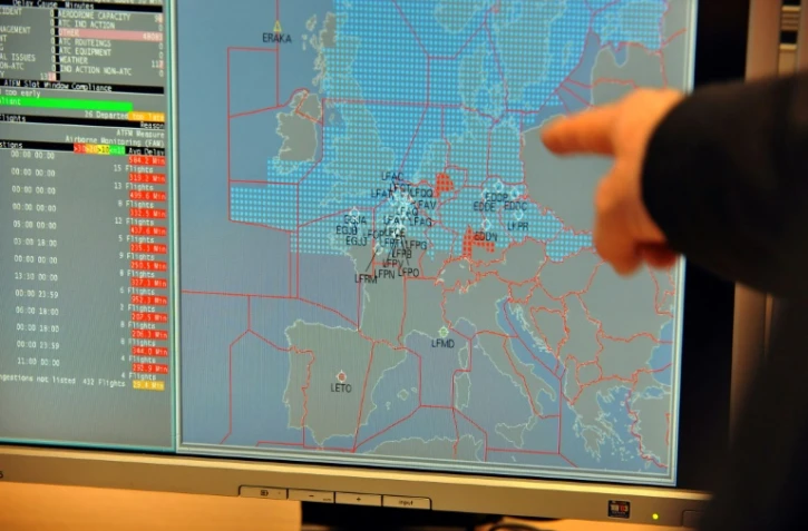 Un expert d'Eurocontrol devant une carte du trafic aérien, à Bruxelles le 16 avril 2010