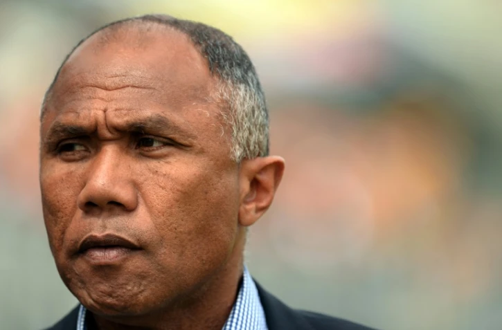 Antoine Kombouaré, alors entraîneur de Lens (L2), suit le match face à Montpellier, le 10 mai 2015 à Amiens