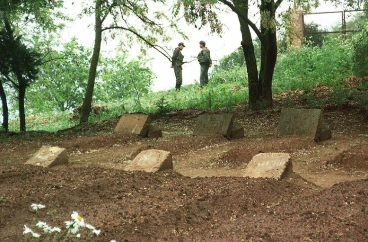 Les tombes des sept moines de Tibéhirine, assassinés le 21 Mai 1996 en Algérie, près d'un an plus tard, le 16 mai 1997