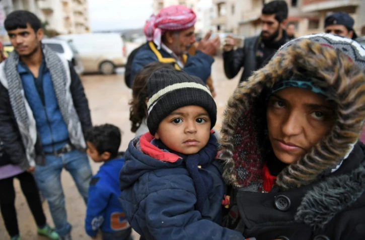 Des Syriens ayant fui les bombardements turcs Ă Jandairis, dans le nord-ouest de la Syrie, arrivent dans la ville d'Afrine, tenue par les Kurdes, le 25 janvier 2018.